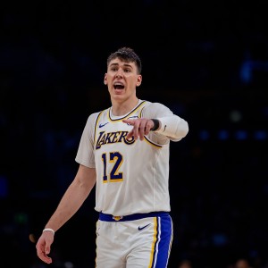 万博体育在线-天天这么打就好了！拉拉维亚上半场6中5砍13分1助 三分3中3