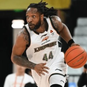 威尔斯半场12中8，得到18分3篮板1助攻1抢断