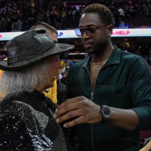 NBA历史最豪横的球迷，花两亿美金看比赛