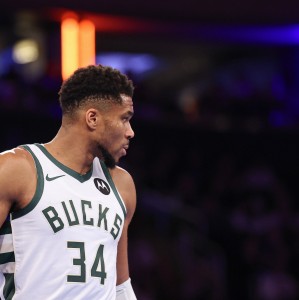 字母哥：努力拼搏&amp;以正确方式比赛&amp;打无私的篮球 我们都没有做到